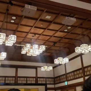 木造建築の天井。この照明の明暗で演出を変えていた。