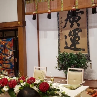 高砂の後ろの掛け軸が印象的