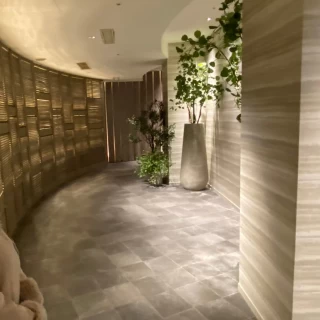 廊下ですが、ここに写真をガーランド風に飾る方も居るそうです。