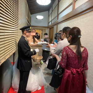 プチギフトを渡してくれるのですが、廊下が暗く、狭かった。|617228さんの大國魂神社 結婚式場の写真(1753405)