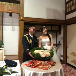 鯛の塩釜焼きを色直し後に割ったあとの記念撮影|617228さんの大國魂神社 結婚式場の写真(1753400)