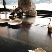 鉄板の上で焼いてくださいます。景色も良いです。