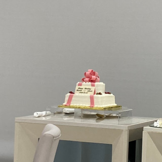 ケーキ入刀用の可愛いスクエア型のケーキ