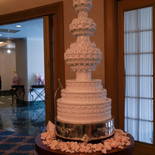 入刀用の高さのあるケーキ、花びら装飾をお願いしました