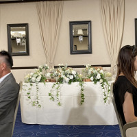 高砂は2人がちょうど座れる大きさの机に
白を基調とした装花