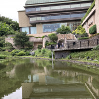 庭からの池の景色とバンケット棟