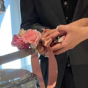 ケーキ入刀の際に、持ち手の部分にもお花をあしらいました。|617459さんの都春日ウェディング ヴィザージュ（旧MIYAKO WEDDING）の写真(1509028)