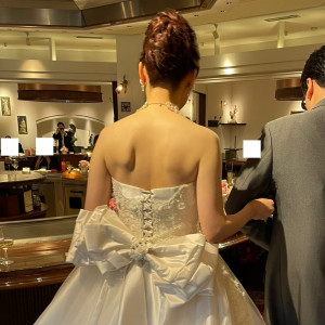 ウエディングドレスの後ろ姿。大きなリボンがお気に入り。|617459さんの都春日ウェディング ヴィザージュ（旧MIYAKO WEDDING）の写真(1509022)