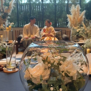 テーブル装花。ガラスに入れてもらいあまり貧相にならないように