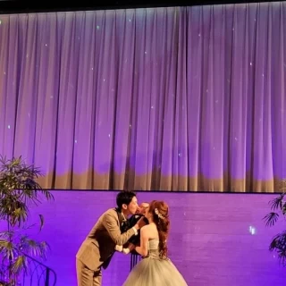 人前式。子どもがいたので誓いのキスは子どもと一緒に。