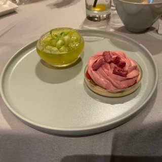 甘酸っぱいケーキとさっぱりしたゼリーでした