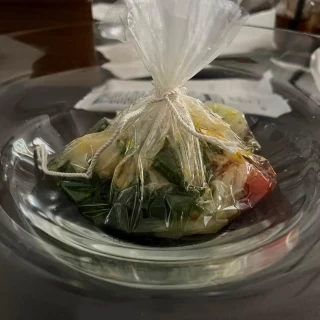真鯛と帆立貝のカルトッチョ　さまざまな香りを包み