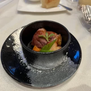 いちごと鴨ロースの創作料理です
