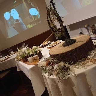 プロジェクターで結婚式のビデオが上映されていました。