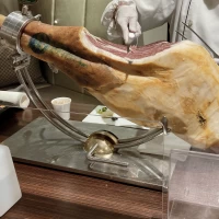 ウェルカムパーティーで生ハムが食べられる