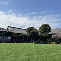 青空と緑が広がる庭園