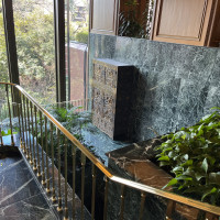 緑の大理石とゴールドの階段
