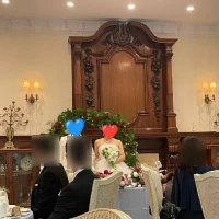 新郎新婦後ろのバラアーチも作って貰いました