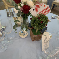 ゲストテーブル装花と手作りテーブルナンバーのトランプツリー