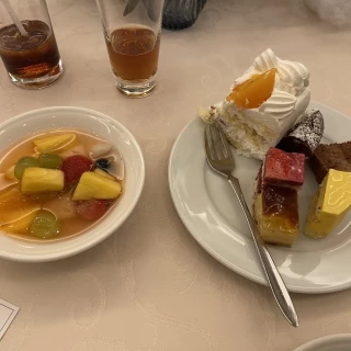 ビュッフェスタイルでとったケーキ