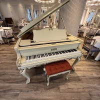 披露宴会場には可愛い猫足ピアノが！