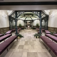 挙式会場。イスの配置は変更可能とのこと。