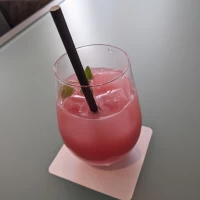 炭酸感は薄く、甘酸っぱいカルピスでした。