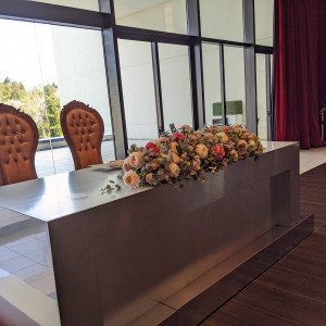 2階の披露宴会場。新郎新婦のテーブルは他にも種類がある様です|617946さんのけやき坂 彩桜邸 シーズンズテラス（営業終了）の写真(1485675)