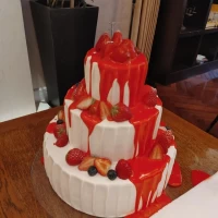 ケーキ入刀の変わりにベリーソースをかけました