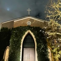チャペルの外観です。当日夜に写真撮影もできました
