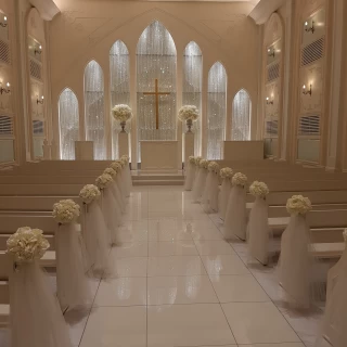 真っ白な挙式会場です