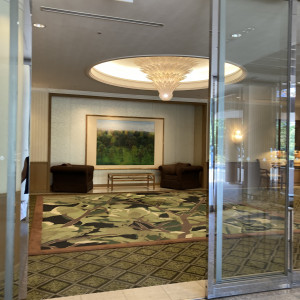 駐車場側入り口より入ると素敵な絵が飾られている廊下|618100さんのフォレスト・イン 昭和館(オークラホテルズ&リゾーツ)の写真(2088282)
