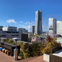 ルーフトップ。ランドマークやビル群が見えます。