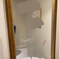 トイレの鏡にもペイントメッセージ