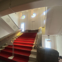 赤絨毯が素敵な階段