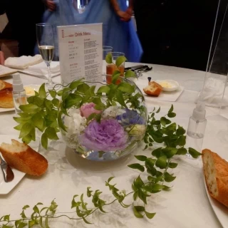 テーブルのお花！シンプルな装飾でも華やかに魅せてくれます。