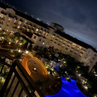 ホテル日航アリビラの室内からの夜の景色