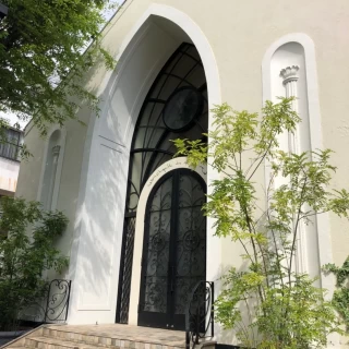 チャペルへの入り口です。建物の周りには、植物があり綺麗でした