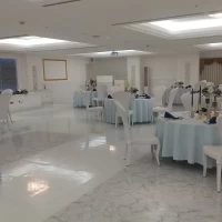 白基調の披露宴会場
