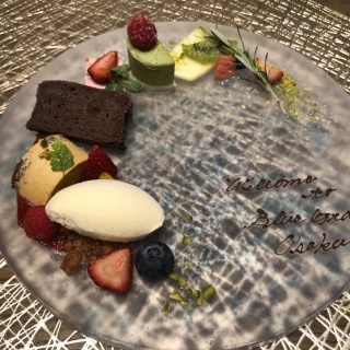 スモークしたバニラアイス、チョコレートケーキ等盛り合わせ