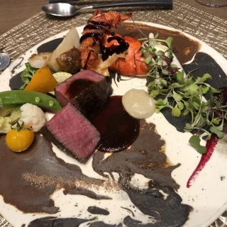 牛フィレ肉のステーキ、オマールエビ。
とても柔らかったです