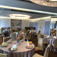 披露宴会場2。部屋の隅に長めのソファーがありくつろげます