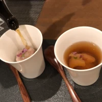 鯛がのったおにぎりをお出汁で頂きました。少し濃ゆいかな。。。