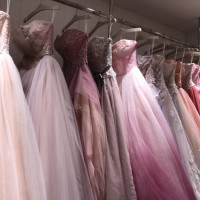 衣装室。カラードレスがたくさん選べます