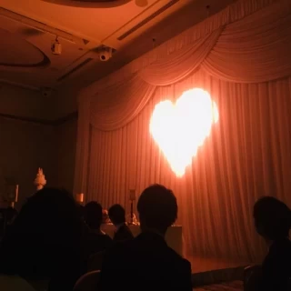カーテンにハートが浮き上がる演出