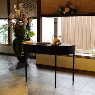 左奥の装花は備え付けのもので、季節によって変わるようです。