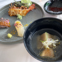 温かい汁物や寿司があるのが印象的だった。