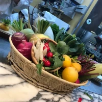 新鮮な野菜を使って料理をしてくれます。