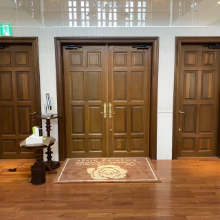 挙式会場から中に入る入り口です。写真は中から撮影しています。