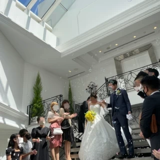 挙式後のフラワー&フェザーシャワーセレモニー